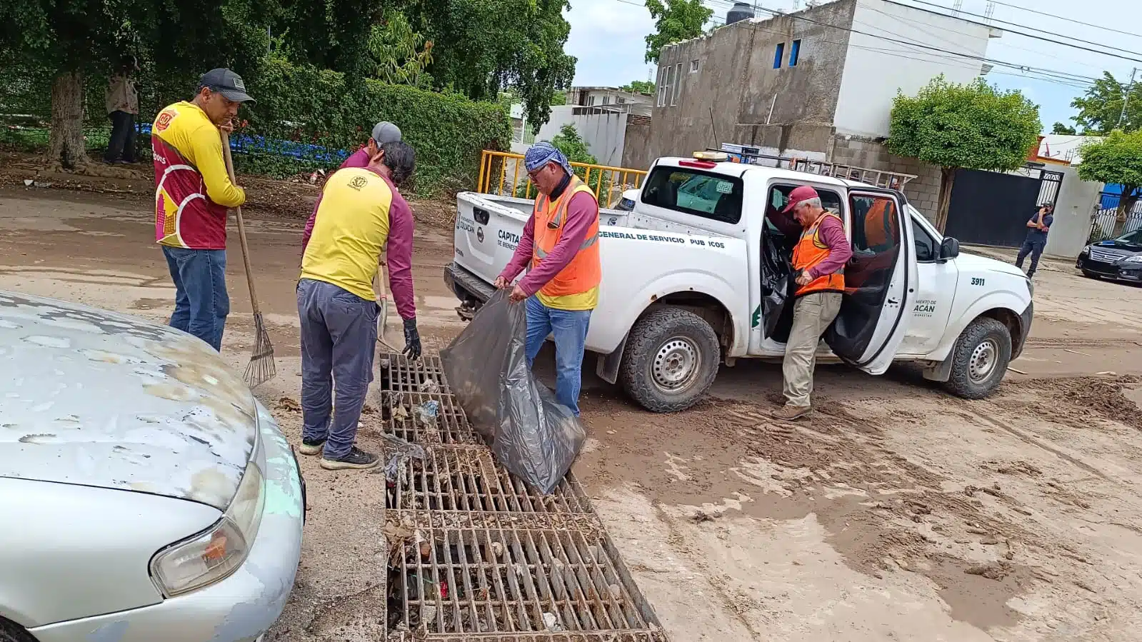 Trabajos de limpieza tras lluvias en Culiacán