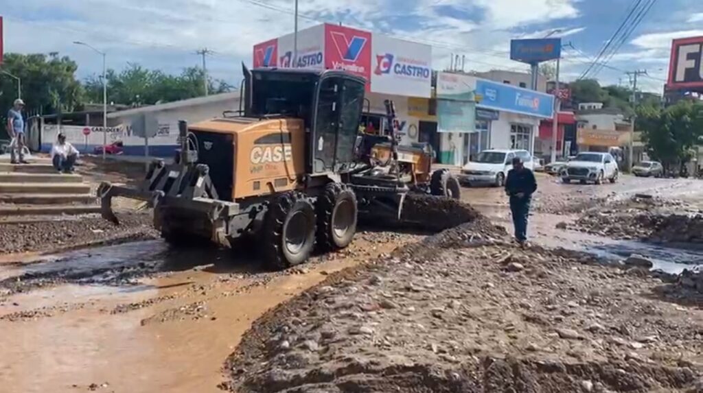 Trabajos de limpieza tras lluvias en Culiacán