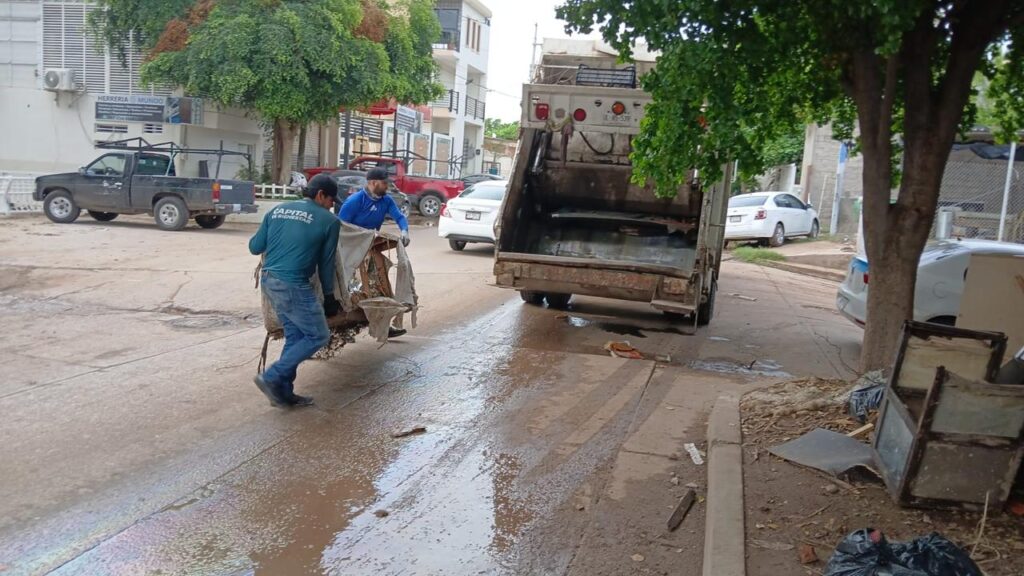 Trabajos de limpieza tras lluvias en Culiacán