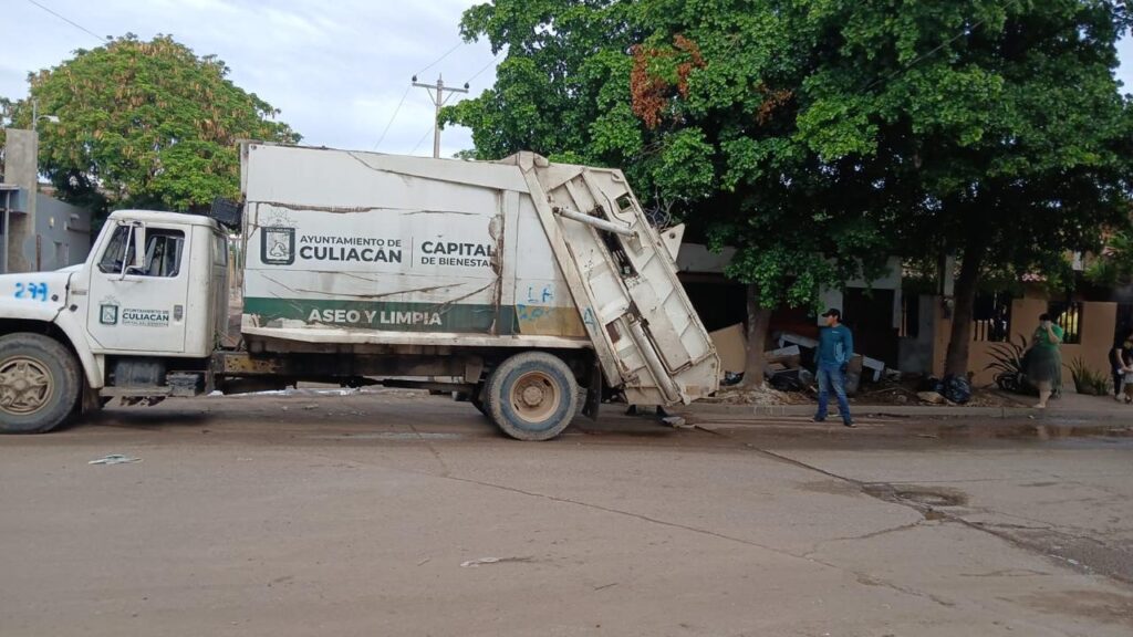 Trabajos de limpieza tras lluvias en Culiacán