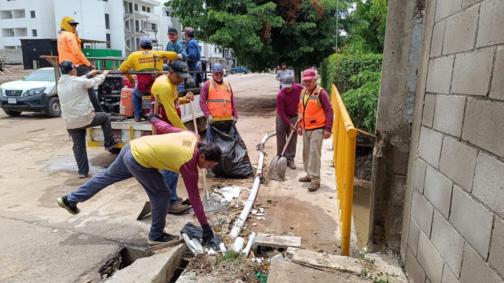 Trabajos de limpieza tras lluvias en Culiacán