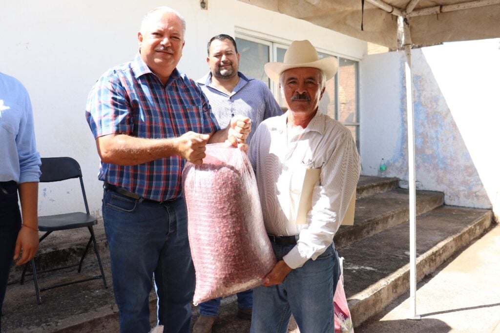 Entrega de semillas a temporaleros