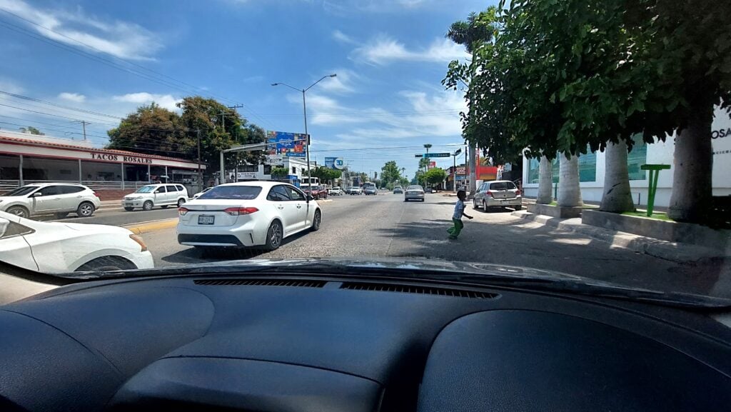 Menores pedigüeños en calles de Los Mochis