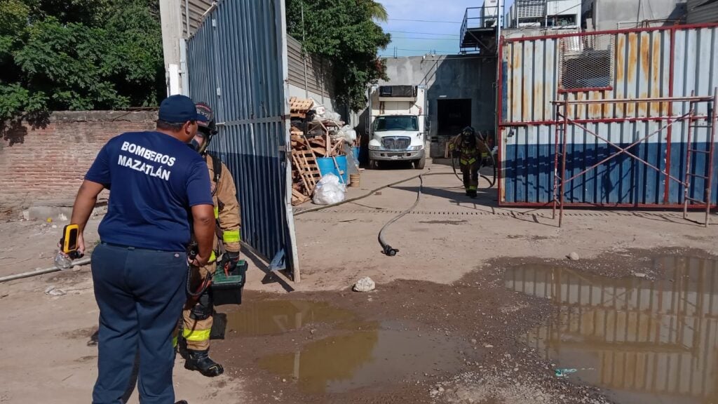 Bomberos de Mazatlán en empresa procesadora de carnes 