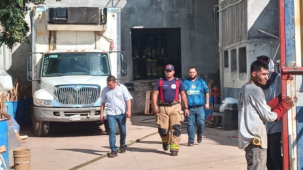 Ambulancia de la Cruz Roja afuera de empresa procesadora de carnes y alimentos