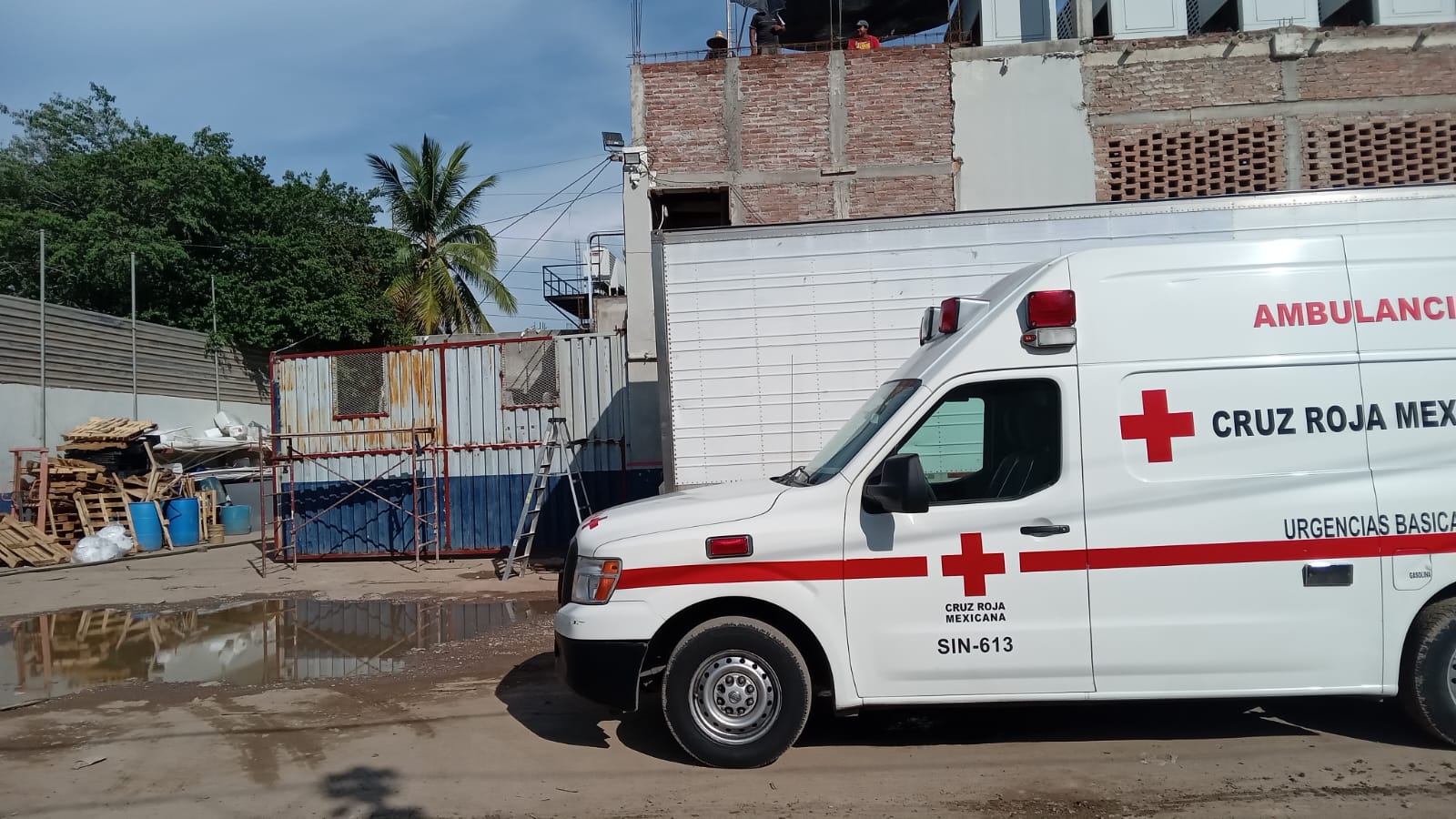 Ambulancia de la Cruz Roja afuera de empresa procesadora de carnes y alimentos