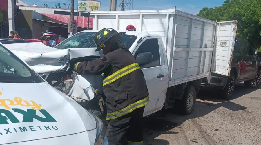 Conductor de camioneta blanca se impactó con el costado de un ecotaxi verde y luego también con una camioneta tipo SUV Nissan.