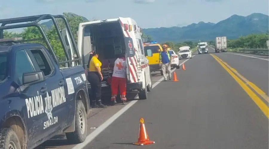 Los cuatro tripulantes fueron llevados al Hospital General de Escuinapa para su atención médica.