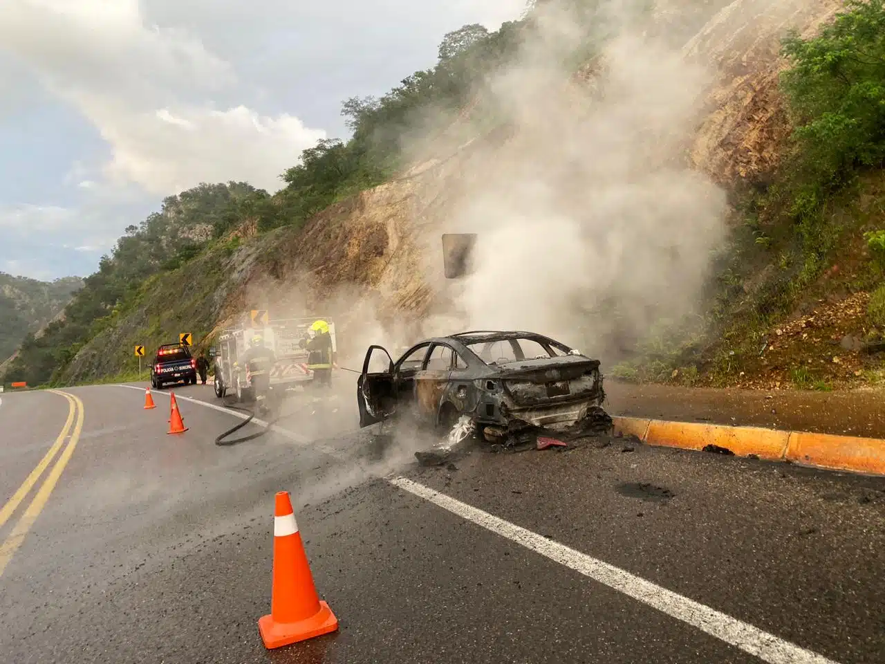 Incendio consume vehículo