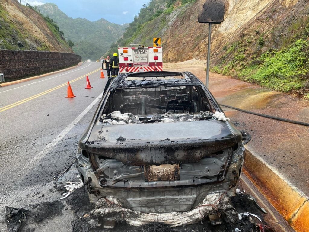 Incendio consume vehículo