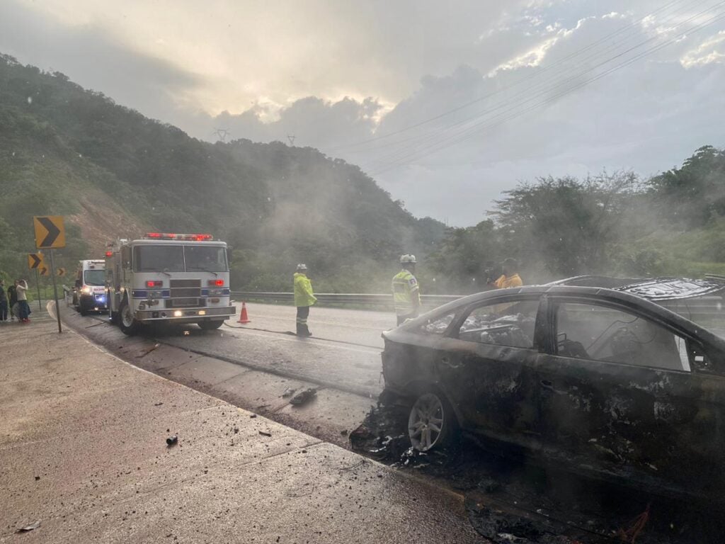 Incendio consume vehículo