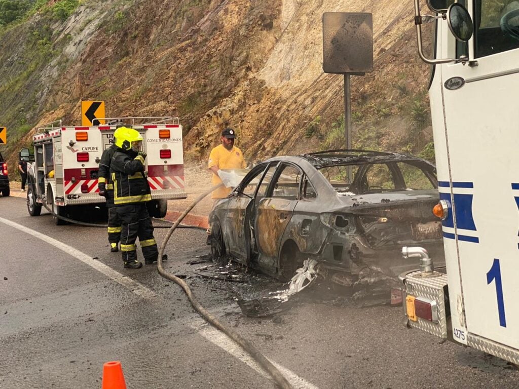 Incendio consume vehículo