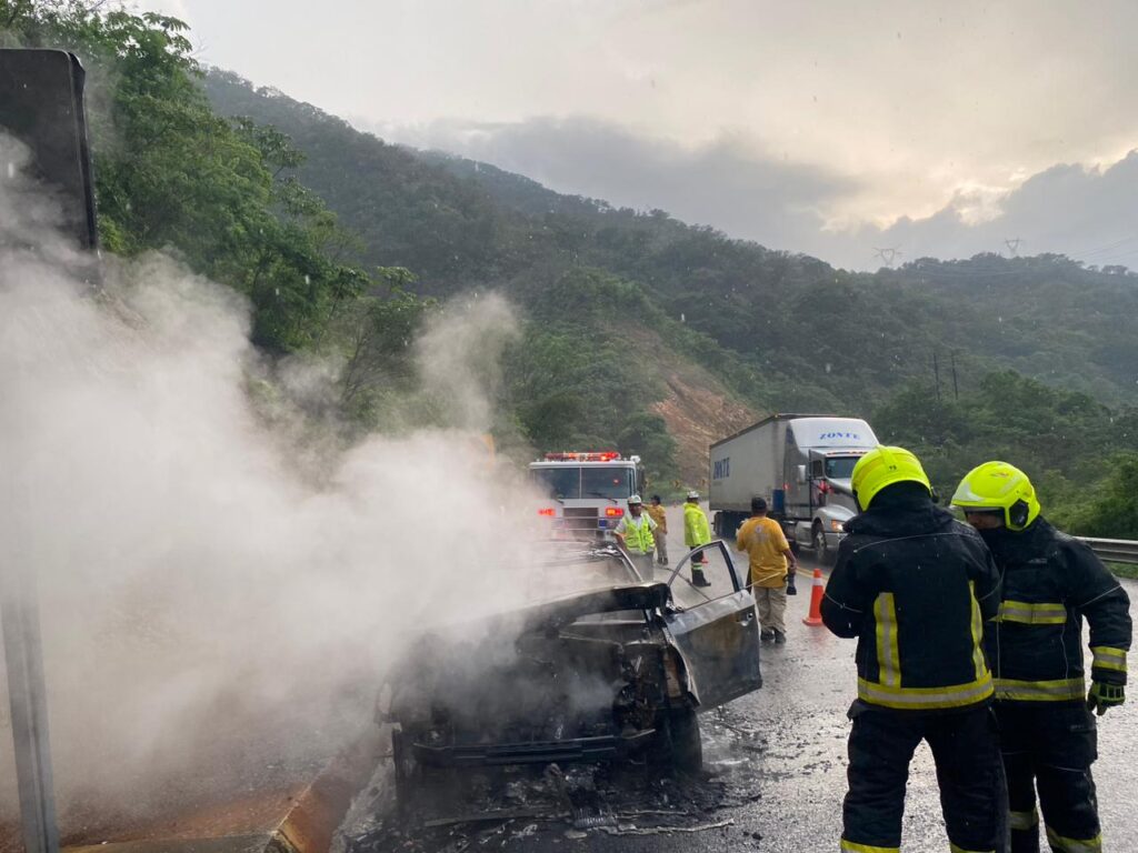 Incendio consume vehículo