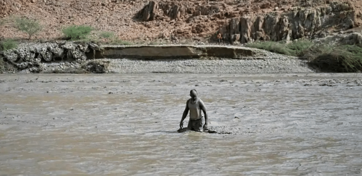 Una persona de pie tras las inundaciones en Sudán