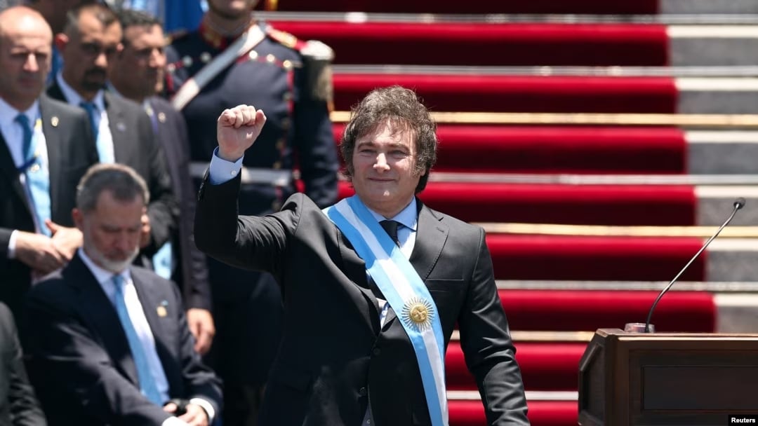 Javier Milei alza un puño en su nombramiento como presidente de Argentina