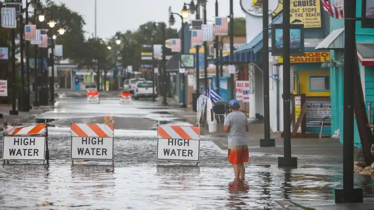 Calle inundada en Florida por la tormenta tropical Debby