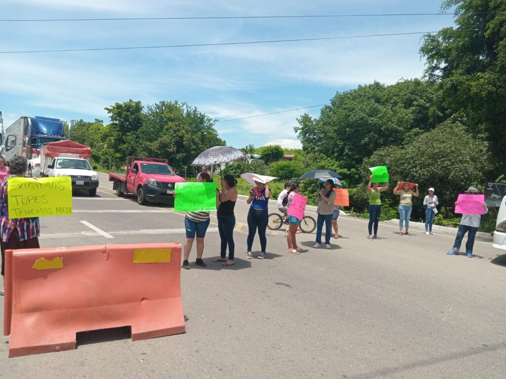 Pobladores de El Quelite bloquean la México 15 en Mazatlán