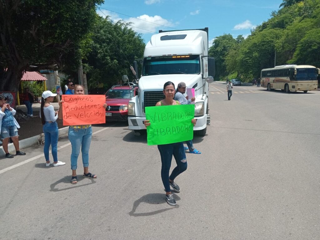 Pobladores de El Quelite bloquean la México 15 en Mazatlán