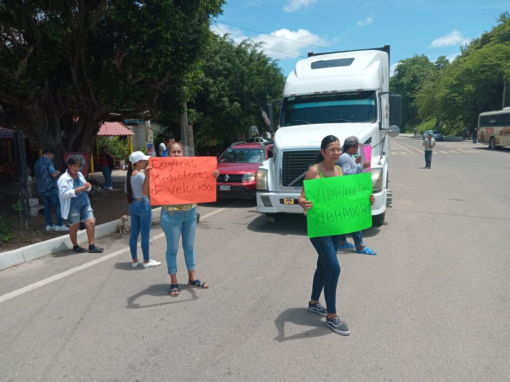 Pobladores de El Quelite bloquean la México 15 en Mazatlán