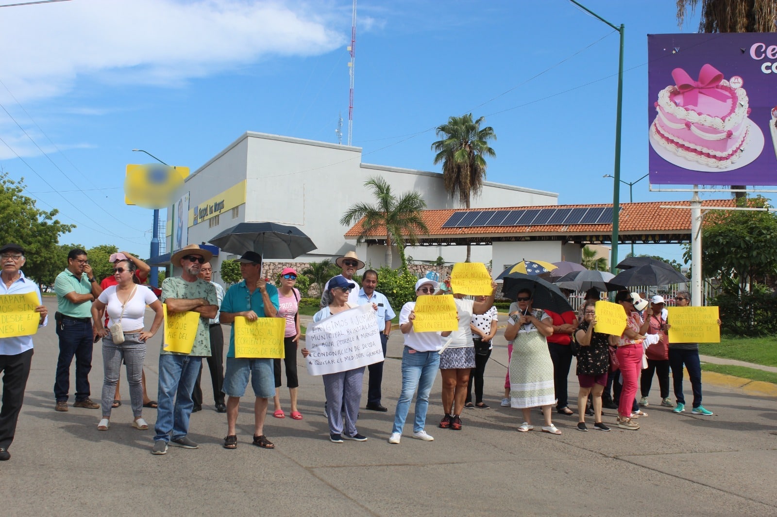 Vecinos del fraccionamiento Los Mangos se manifiestan