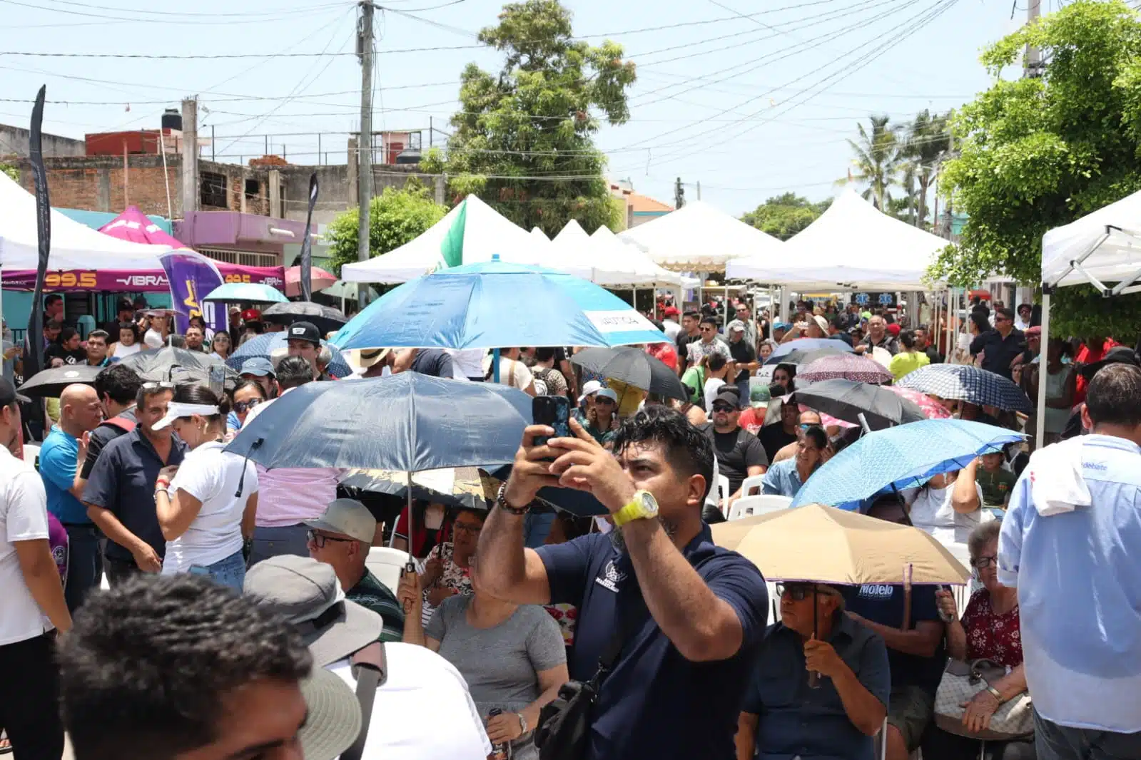 Vecinos de la colonia Montuosa se reúnen