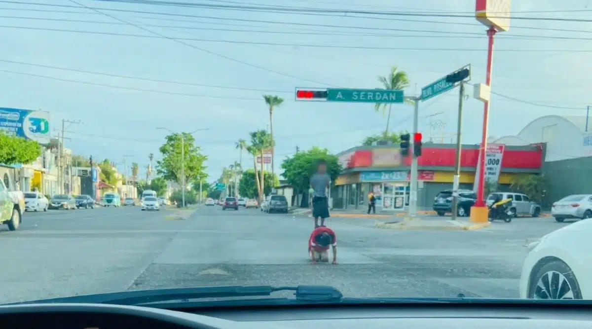 Menores pedigüeños en calles de Los Mochis