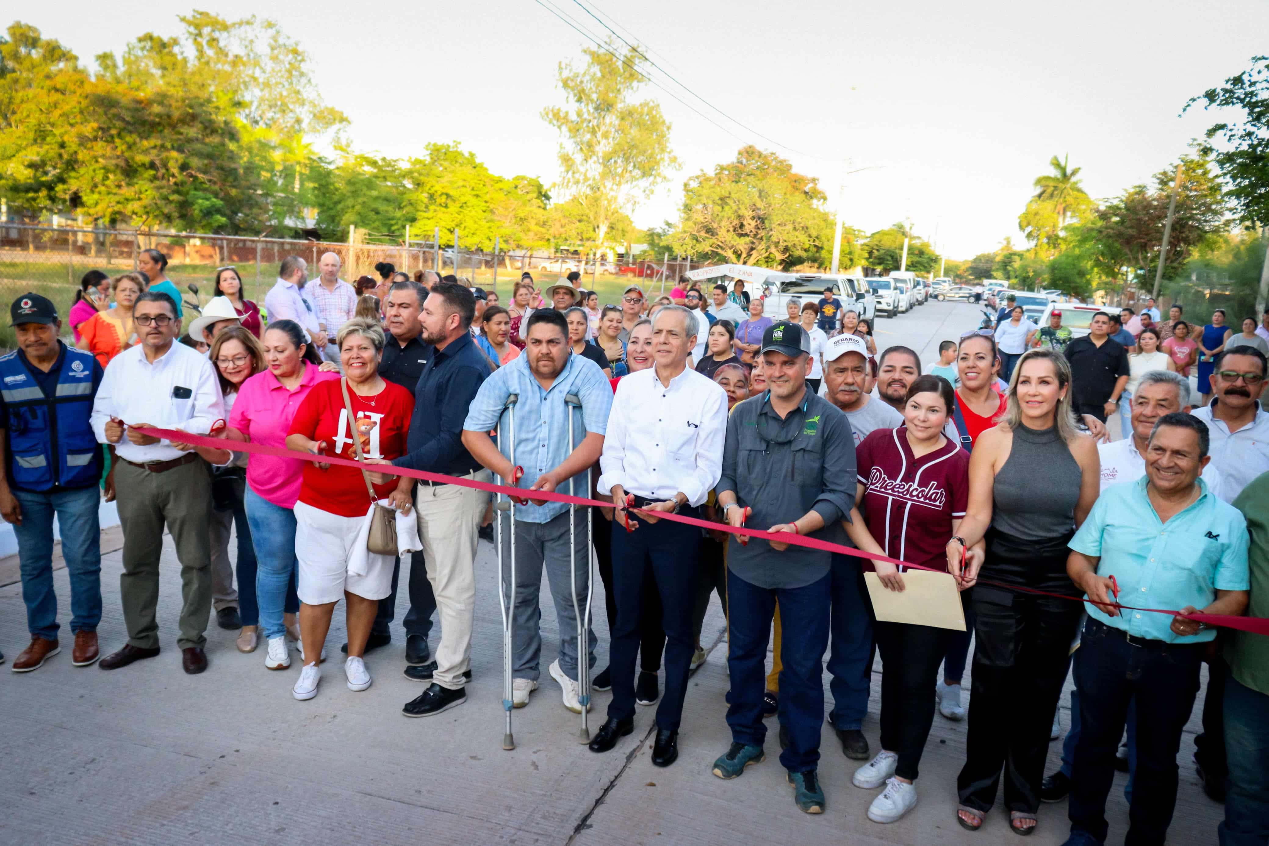 Alcalde de Ahome entrega calles pavimentadas