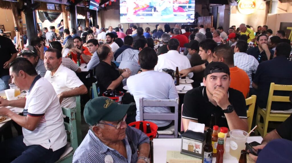 Personas reunidas en restaurantes de Culiacán para ver la pelea de Marco Verde