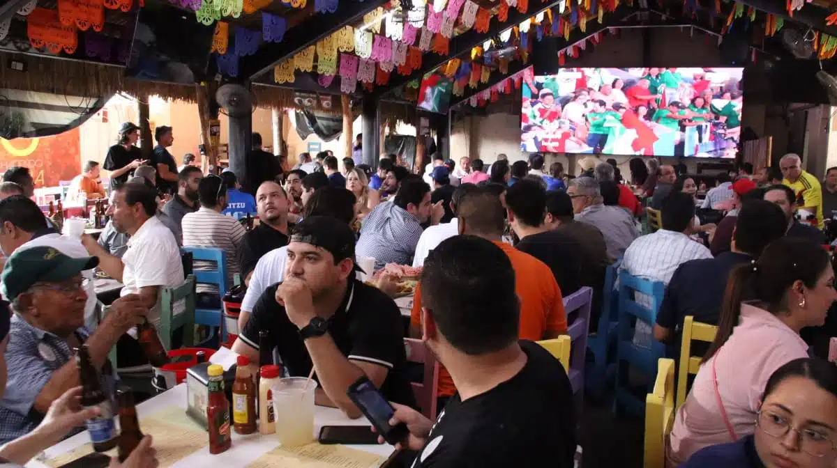 Personas reunidas en restaurantes de Culiacán para ver la pelea de Marco Verde