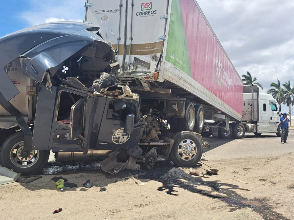 Accidente de tráiler en Guasave