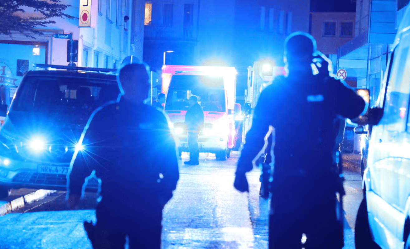 Luces de policía y ambulancia de Alemania tras ataque con cuchillo en un festival