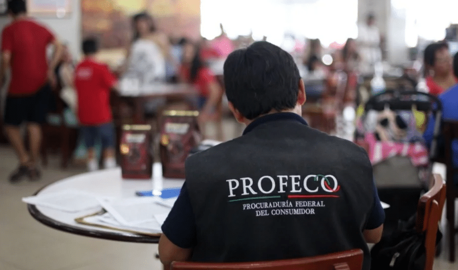 Una persona de la Profeco sentado dentro de un restaurante