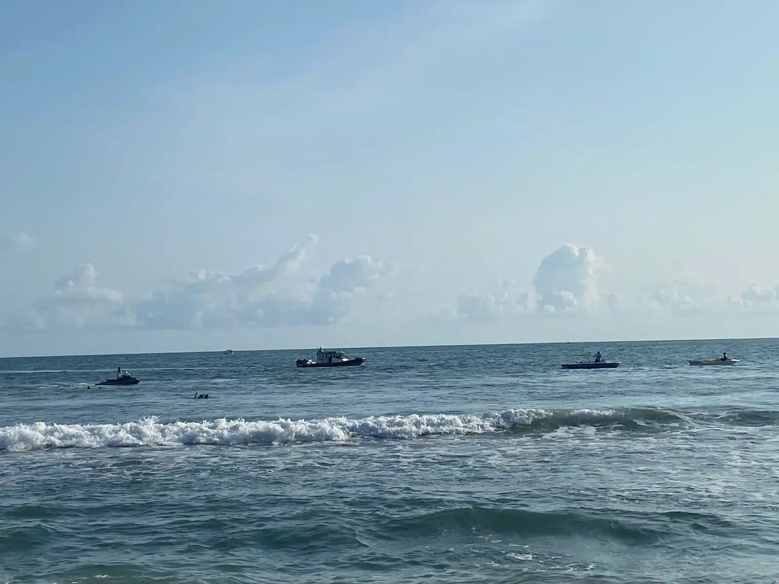 El Salvamento Acuático de Mazatlán rescatan del mar una persona