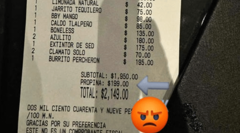 Restaurante cobra propina a un cliente sin preguntar