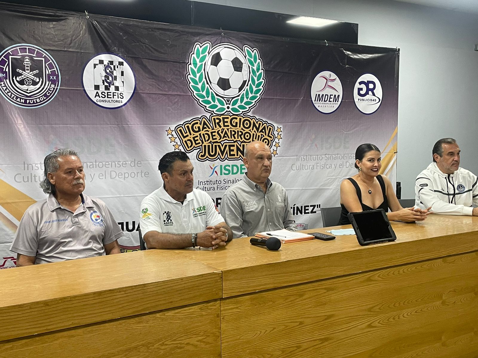 Rueda de prensa para presentar la segunda edición de la Liga de Futbol Desarrollo Juvenil de Sinaloa