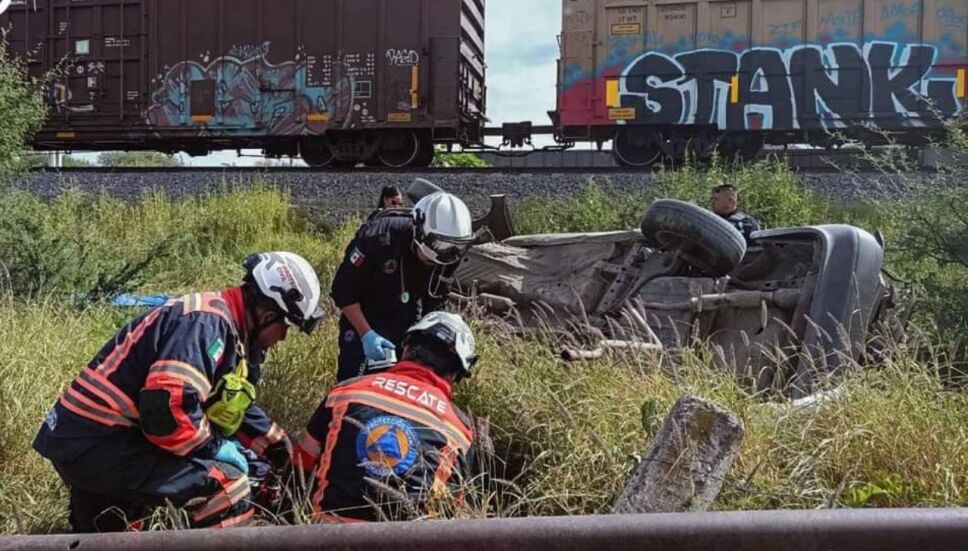 Tren choca un auto en Queretaro