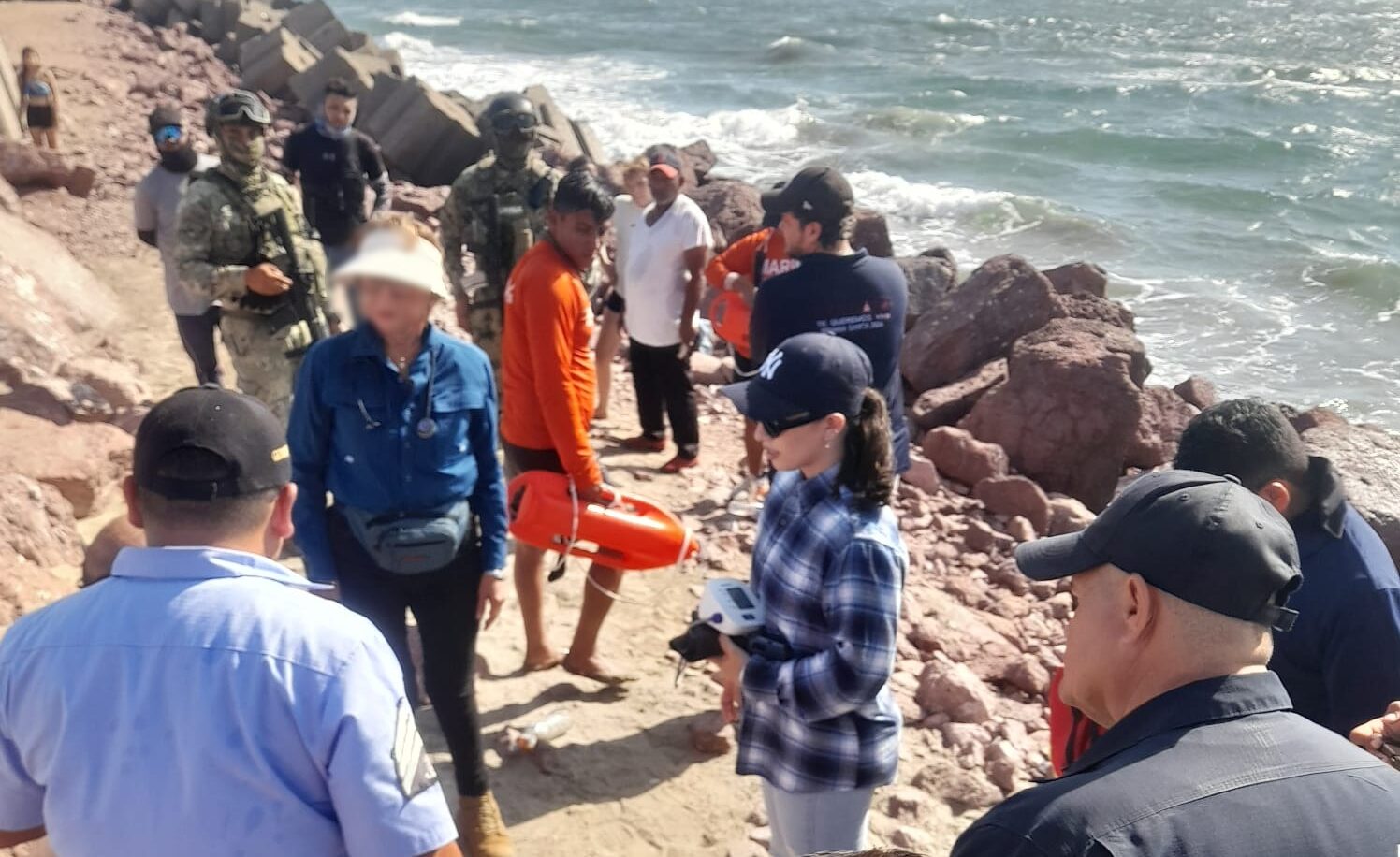 rescate de turista en playa