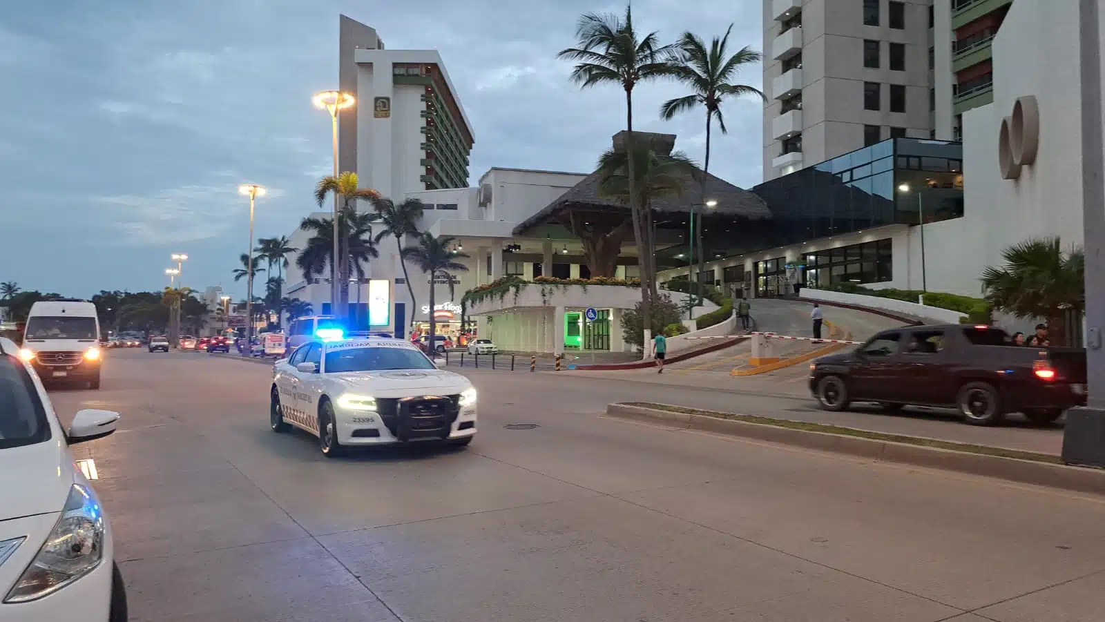 Convoy de seguridad en el hotel El Cid por visita de AMLO en Mazatlán