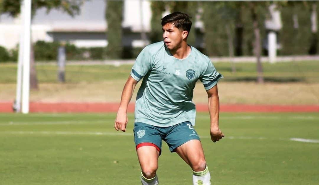 Joven entrenando en cancha