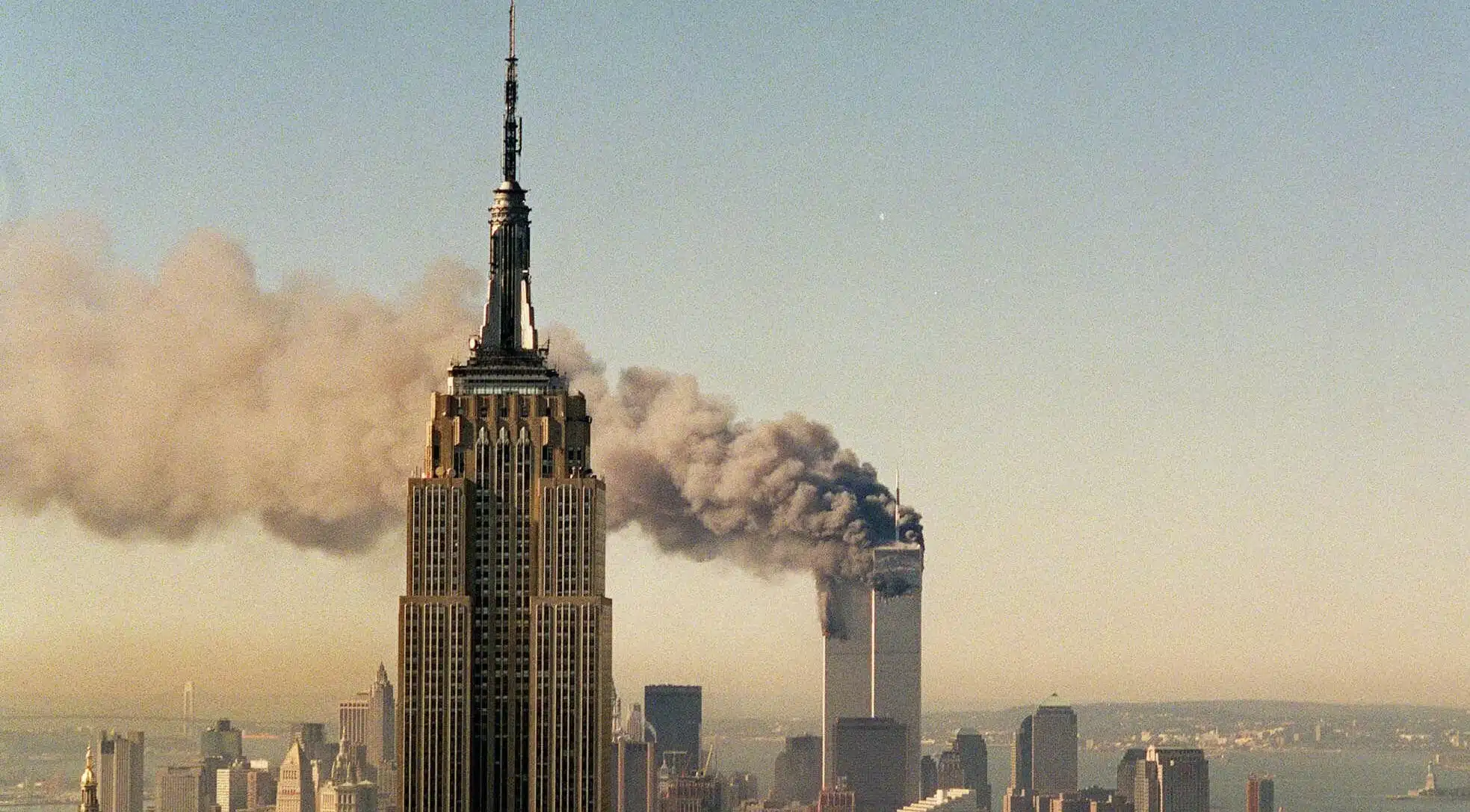 Emanaciones de humo en las Torres Gemelas tras su atentado