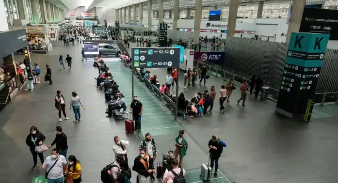 Volaris y Viva Aerobus suspenden vuelos en el AICM por fuertes lluvias en CDMX