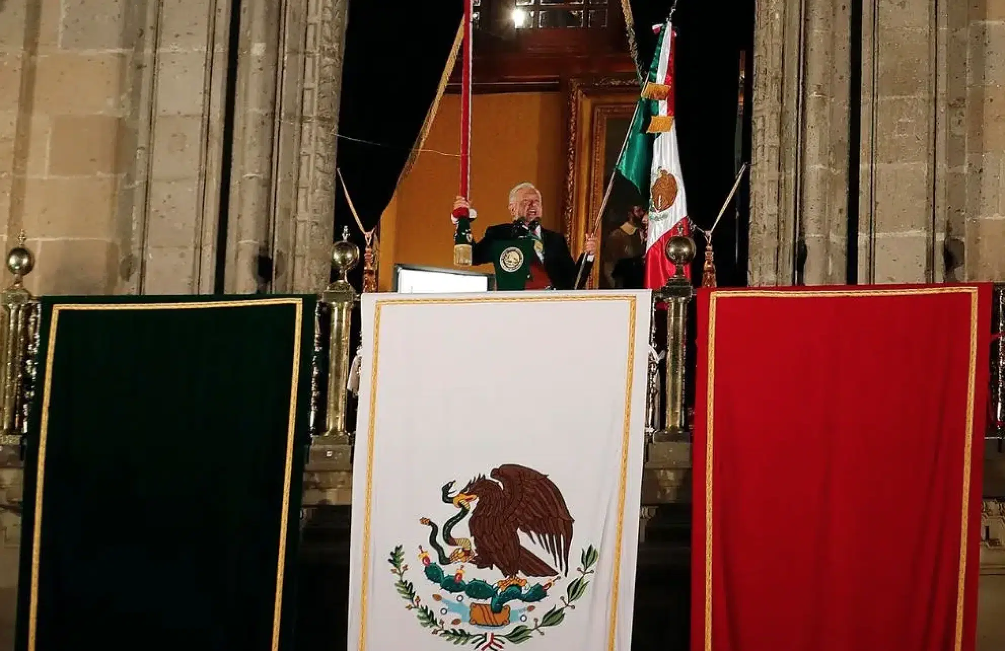 AMLO da el Grito de independencia en el Palacio Nacional