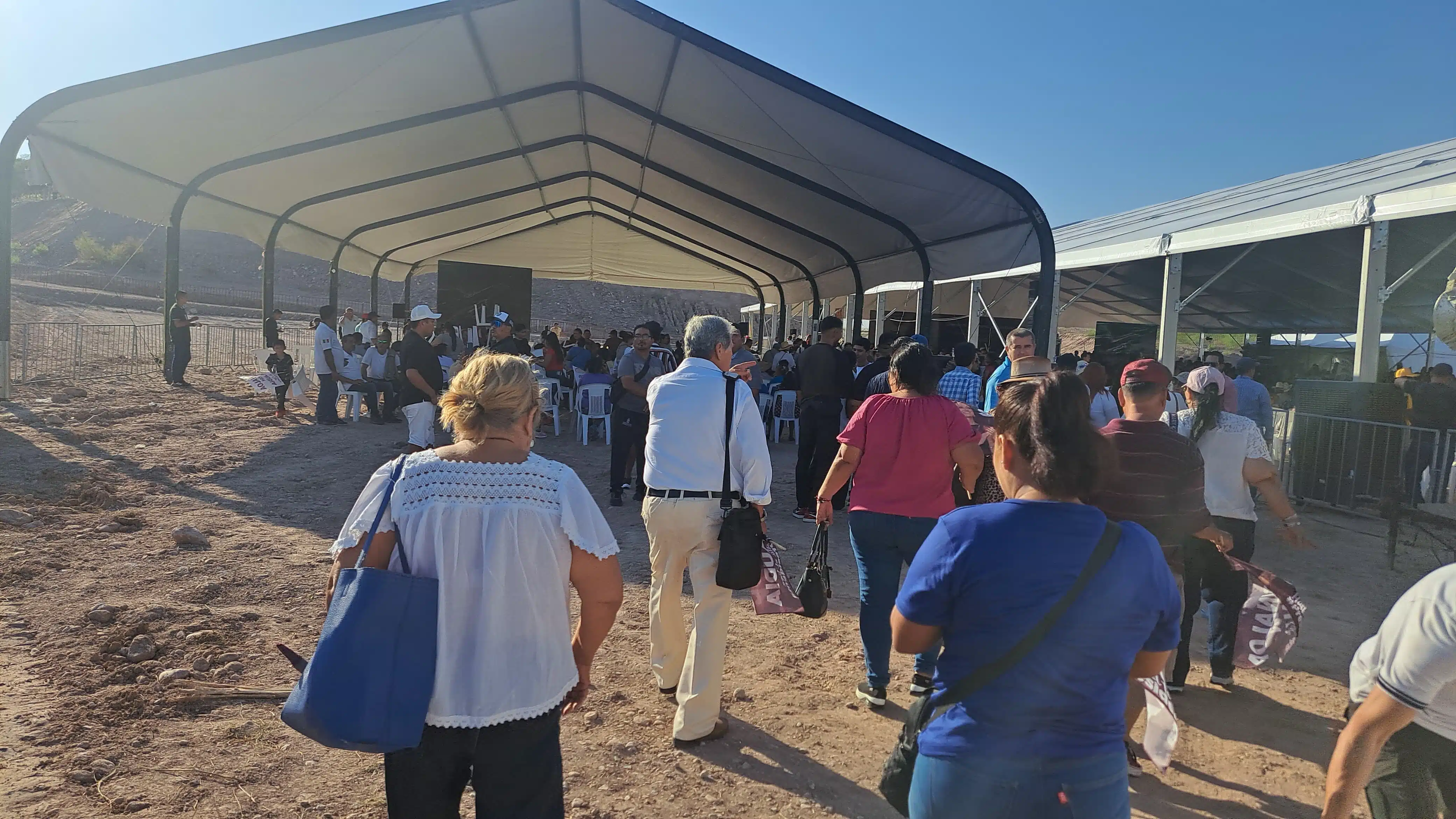 Arribo de sinaloenses del sur a la inauguración del distrito de riego de la presa Santa María por parte de AMLO.