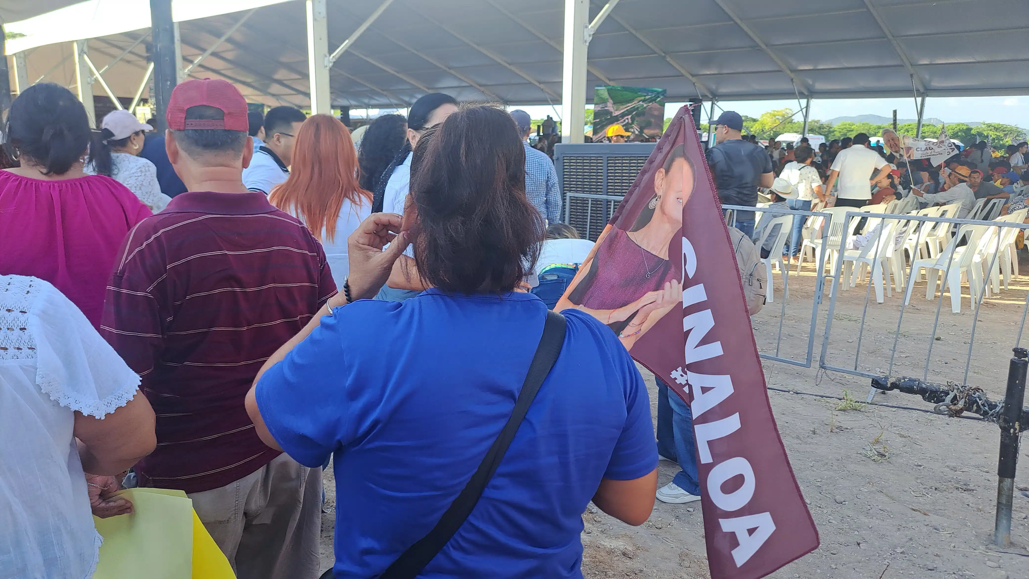 Arribo de sinaloenses del sur a la inauguración del distrito de riego de la presa Santa María por parte de AMLO.