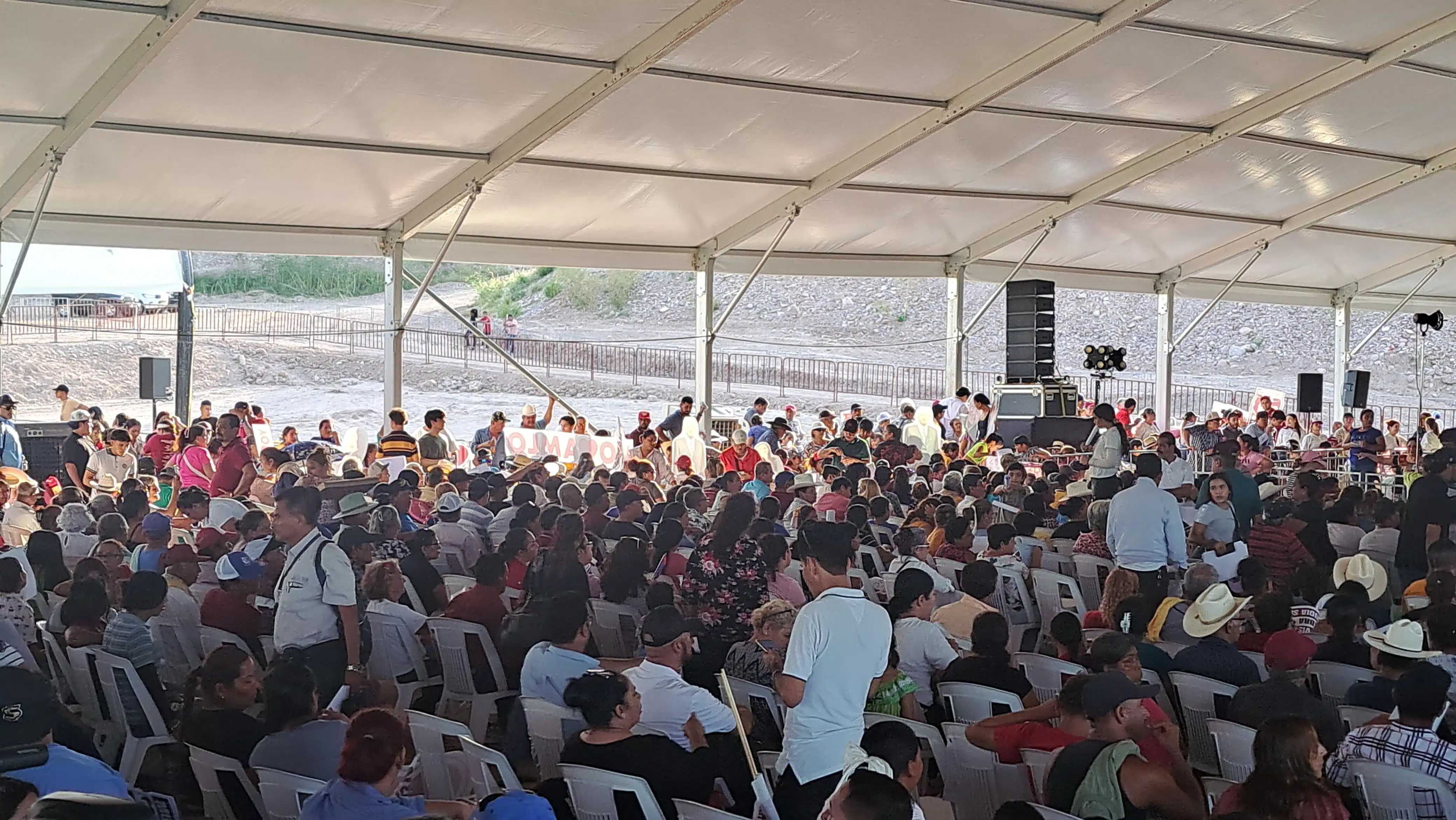 Arribo de sinaloenses del sur a la inauguración del distrito de riego de la presa Santa María por parte de AMLO.