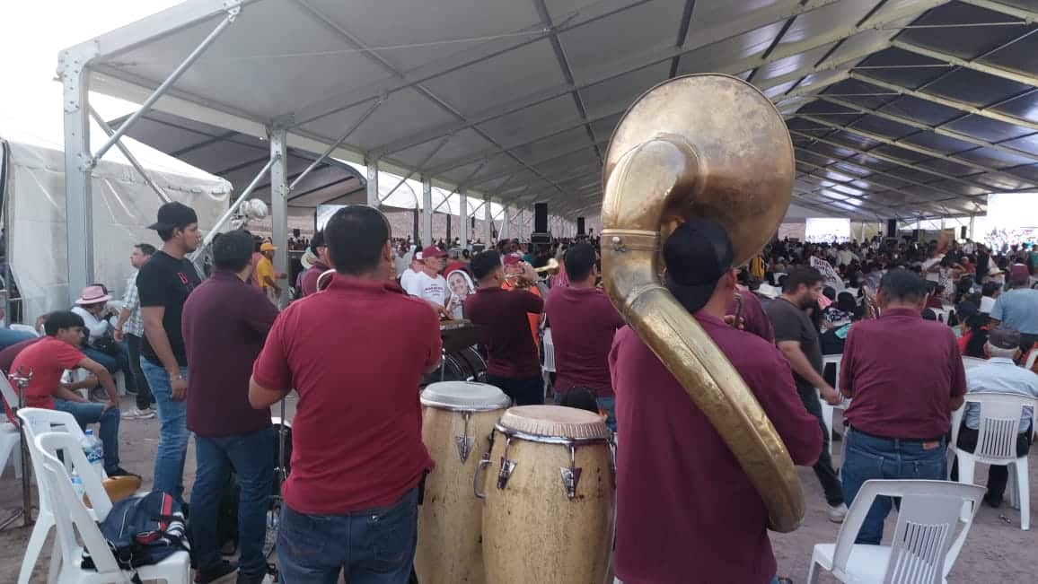 Música de banda y sinaloenses provenientes de municipios del sur se encontraban en apoyo a la última visita del presidente AMLO. Fotos: Francisco Ramírez