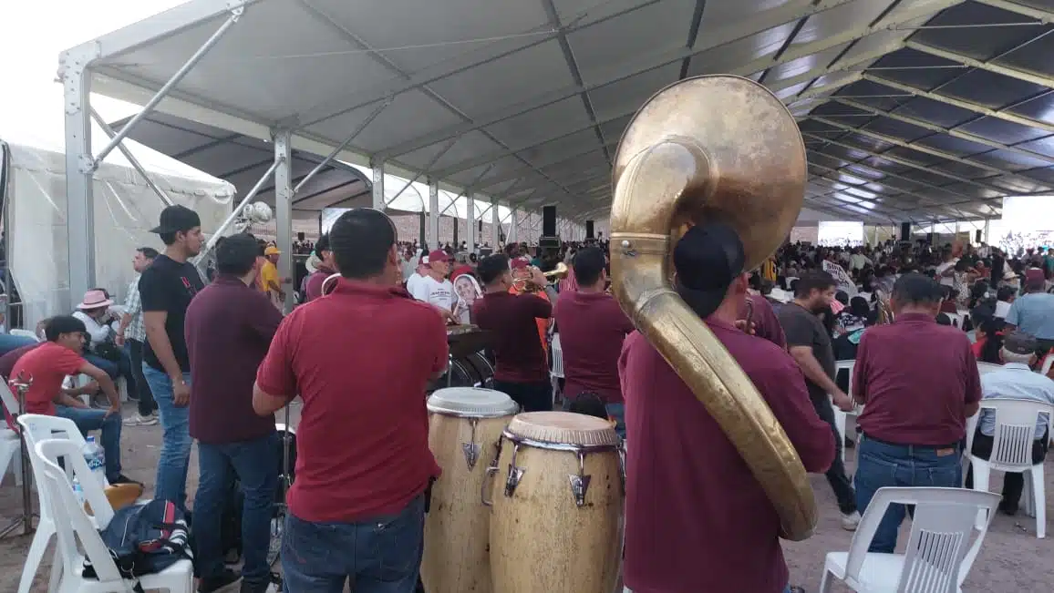 Música de banda y sinaloenses provenientes de municipios del sur se encontraban en apoyo a la última visita del presidente AMLO. Fotos: Francisco Ramírez