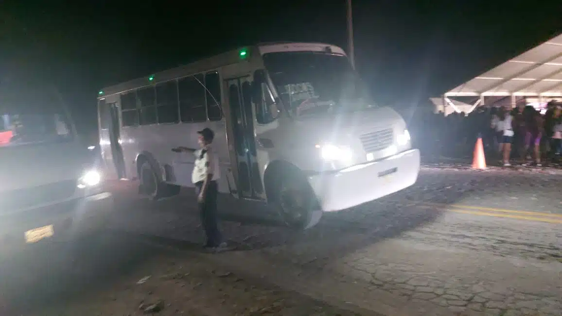 Música de banda y sinaloenses provenientes de municipios del sur se encontraban en apoyo a la última visita del presidente AMLO. Fotos: Francisco Ramírez