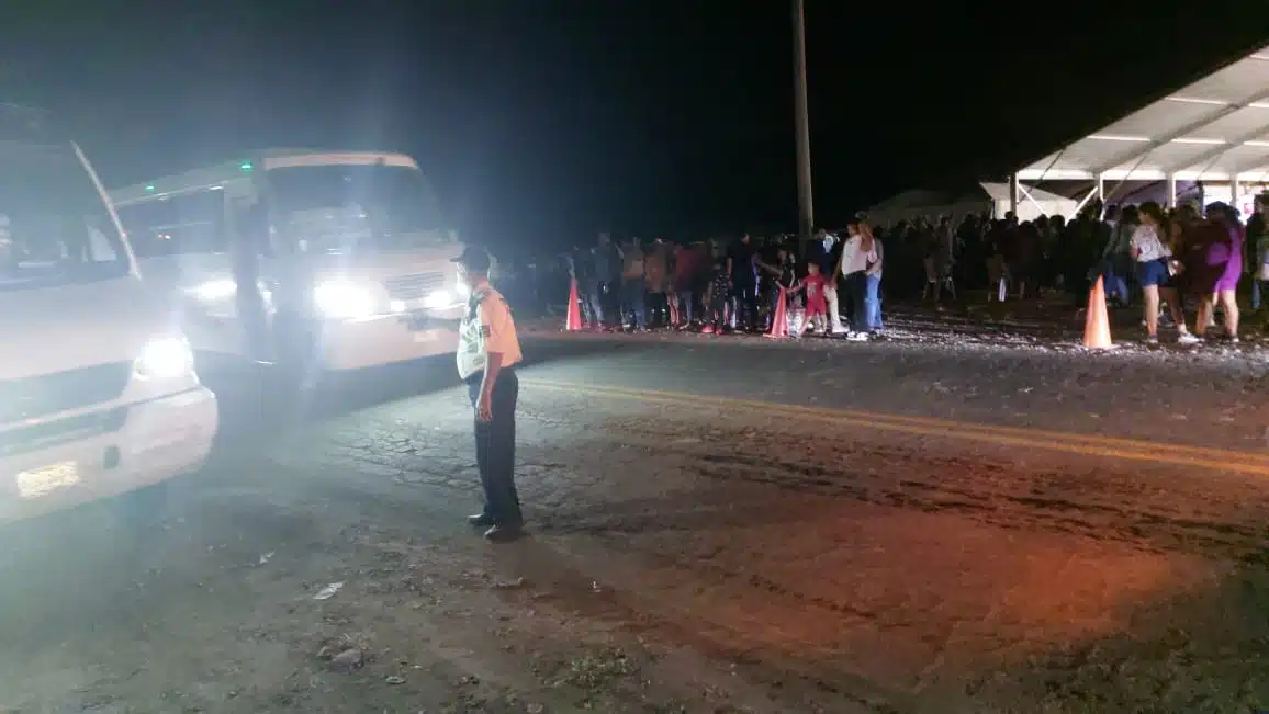 Música de banda y sinaloenses provenientes de municipios del sur se encontraban en apoyo a la última visita del presidente AMLO. Fotos: Francisco Ramírez