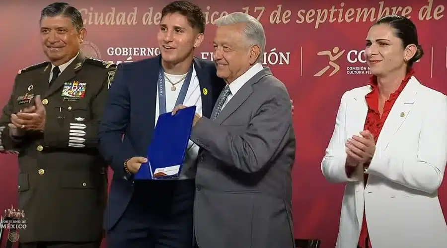 AMLO hace entrega de estímulos económicos a medallistas de París 2024